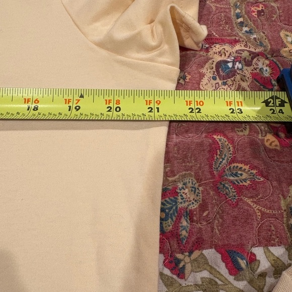 Women’s Cream Graphic T-Shirt “In My Grandma Era” NWOT - Picture 6 of 11